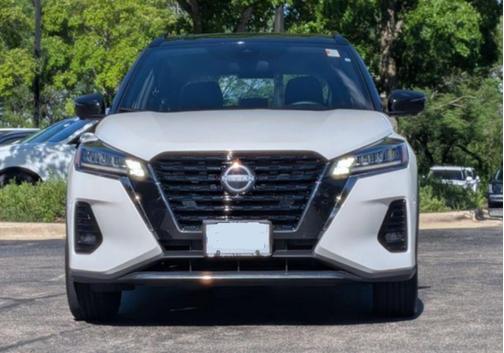 Aspen White/Super Black 2020 Nissan Kicks SR