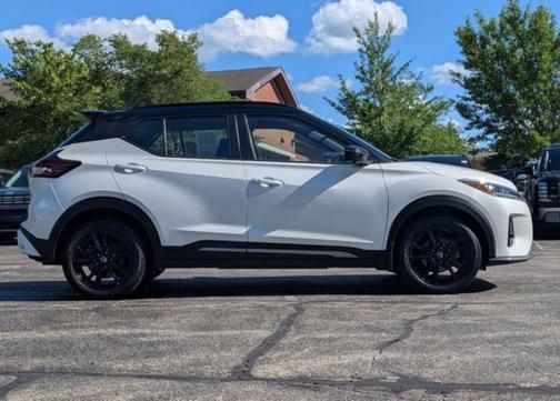 Aspen White/Super Black 2020 Nissan Kicks SR