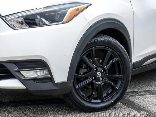 Aspen White/Super Black 2020 Nissan Kicks SR