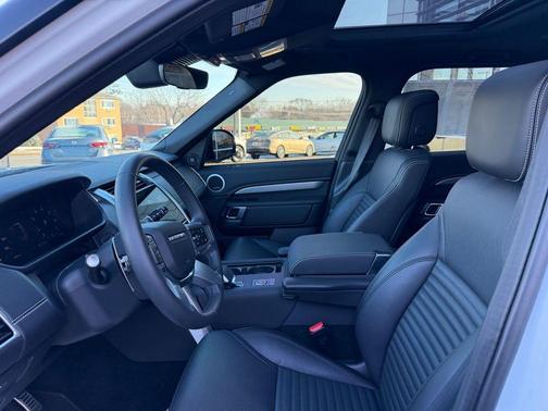 2024 Land Rover Discovery P300 Dynamic SE