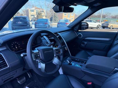 2024 Land Rover Discovery P300 Dynamic SE