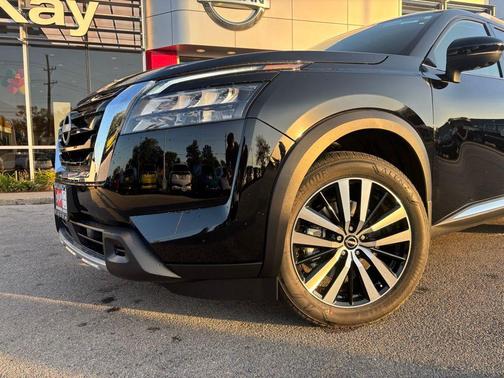 2025 Nissan Pathfinder Platinum 4WD