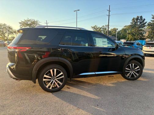 2025 Nissan Pathfinder Platinum 4WD