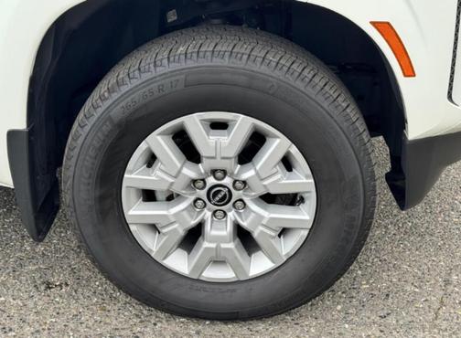 Glacier White 2024 Nissan Frontier SL