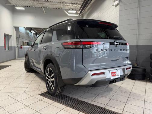 2025 Nissan Pathfinder Platinum 4WD