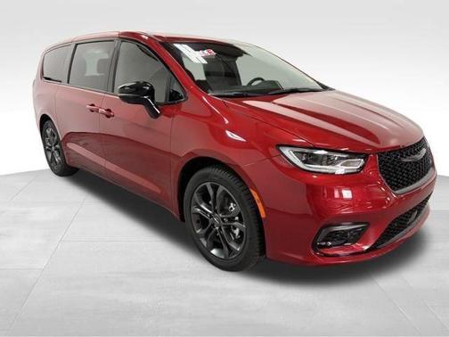 Red Hot Pearlcoat 2025 Chrysler Pacifica L