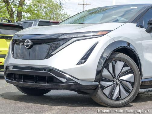 Brilliant Silver Metallic/Black Diamond Pearl 2024 Nissan ARIYA ENGAGE+