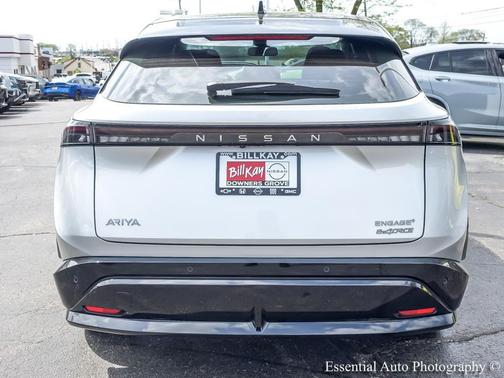 Brilliant Silver Metallic/Black Diamond Pearl 2024 Nissan ARIYA ENGAGE+