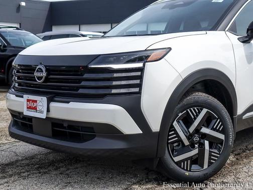 Aspen White Tricoat/Super Black 2026 Nissan Kicks SV