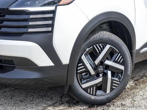 Aspen White Tricoat/Super Black 2026 Nissan Kicks SV