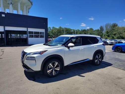 Pearl White Tricoat 2023 Nissan Rogue SL