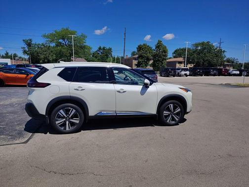 Pearl White Tricoat 2023 Nissan Rogue SL