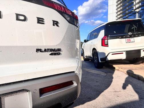 2025 Nissan Pathfinder Platinum 4WD