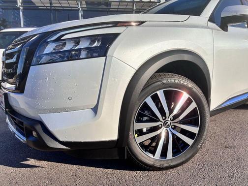 2025 Nissan Pathfinder Platinum 4WD