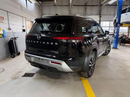 2025 Nissan Pathfinder Platinum 4WD