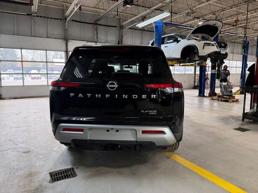 2025 Nissan Pathfinder Platinum 4WD
