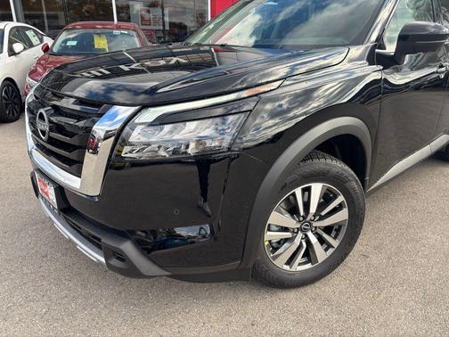 2025 Nissan Pathfinder SL 4WD
