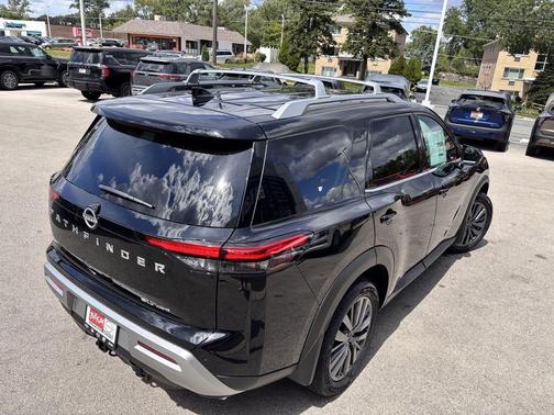 2025 Nissan Pathfinder SL 4WD