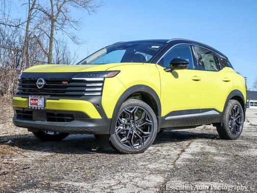 Yuzu Yellow Metallic/Super Black 2026 Nissan Kicks SR