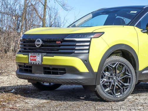 Yuzu Yellow Metallic/Super Black 2026 Nissan Kicks SR