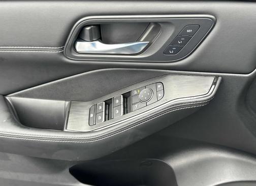 Everest White Pearl 2025 Nissan Rogue SV