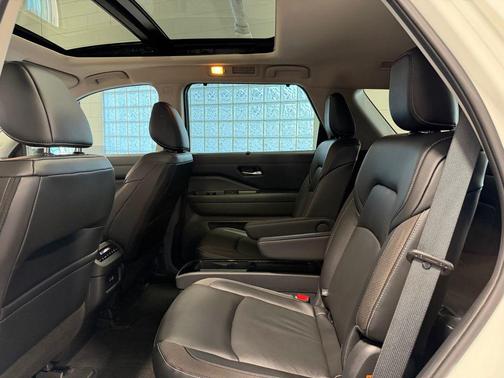 2023 Nissan Pathfinder SL 4WD
