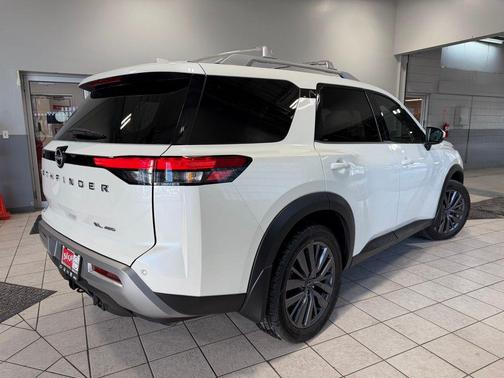 2023 Nissan Pathfinder SL 4WD