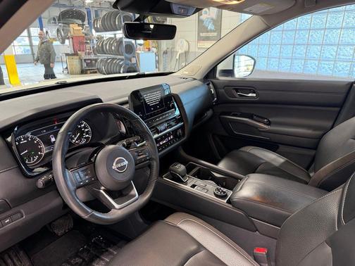 2023 Nissan Pathfinder SL 4WD