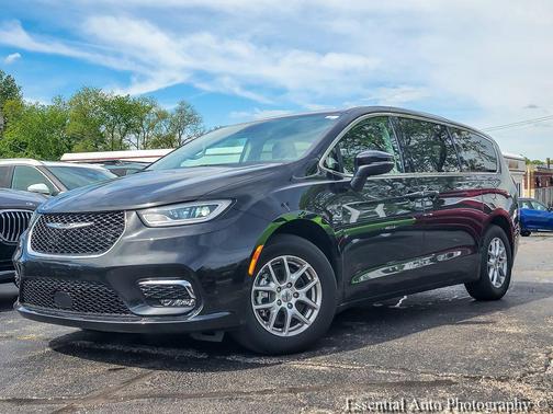 Brilliant Black Crystal Pearlcoat 2023 Chrysler Pacifica Touring L