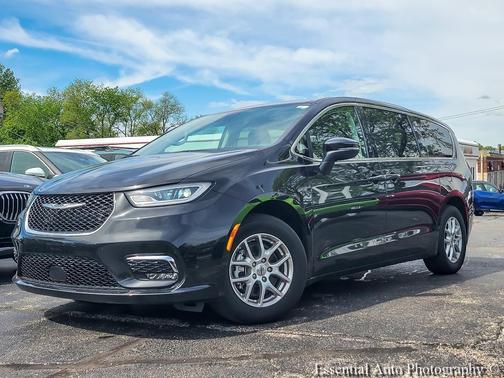 Brilliant Black Crystal Pearlcoat 2023 Chrysler Pacifica Touring L