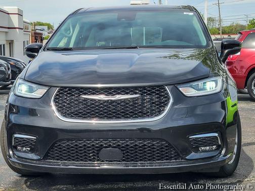 Brilliant Black Crystal Pearlcoat 2023 Chrysler Pacifica Touring L
