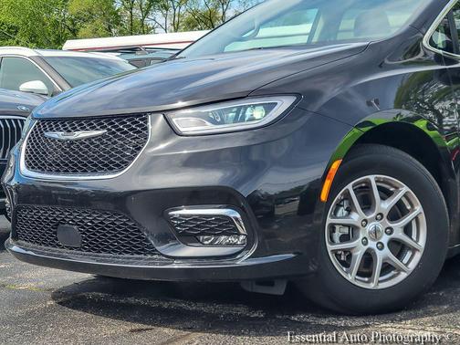 Brilliant Black Crystal Pearlcoat 2023 Chrysler Pacifica Touring L