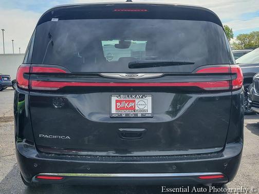 Brilliant Black Crystal Pearlcoat 2023 Chrysler Pacifica Touring L