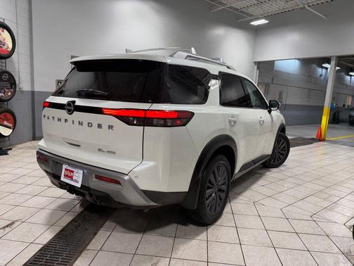 2023 Nissan Pathfinder SL 4WD