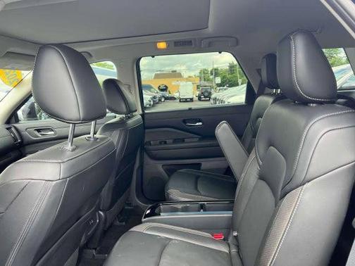 2023 Nissan Pathfinder SL 4WD