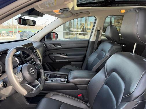 2023 Nissan Pathfinder SL 4WD
