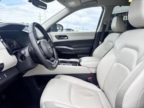 2023 Nissan Pathfinder SL 4WD