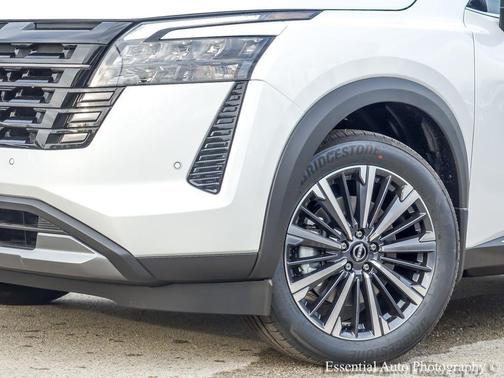 Everest White Pearl Tricoat 2026 Nissan Pathfinder Platinum