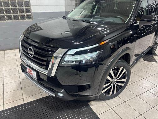 2025 Nissan Pathfinder Platinum 4WD