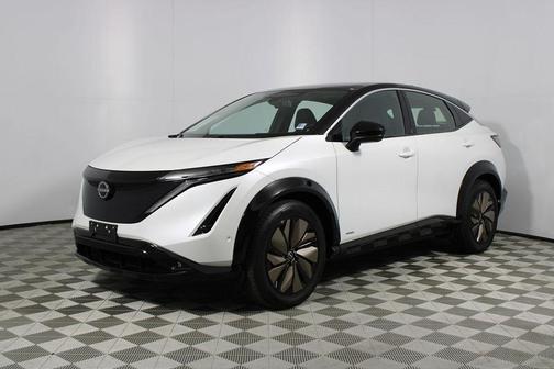 Everest White Pearl Tricoat/Black Diamond Pearl 2023 Nissan ARIYA VENTURE+