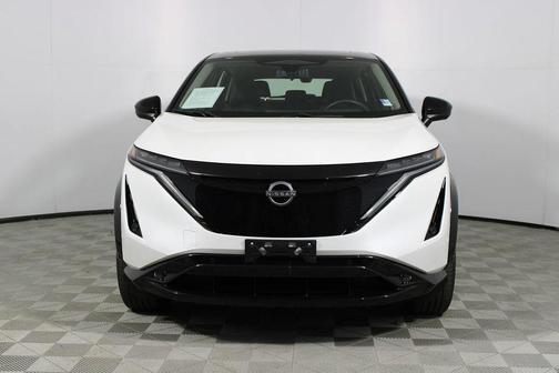 Everest White Pearl Tricoat/Black Diamond Pearl 2023 Nissan ARIYA VENTURE+