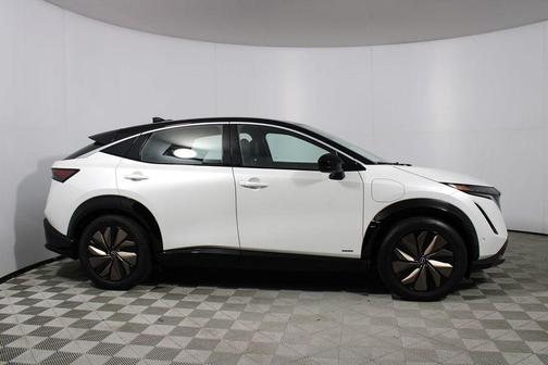 Everest White Pearl Tricoat/Black Diamond Pearl 2023 Nissan ARIYA VENTURE+