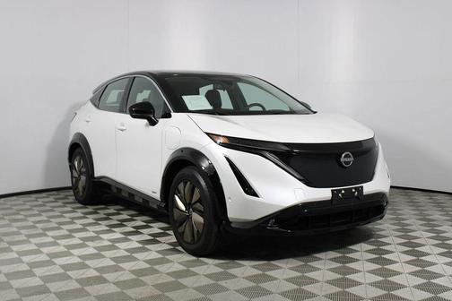 Everest White Pearl Tricoat/Black Diamond Pearl 2023 Nissan ARIYA VENTURE+