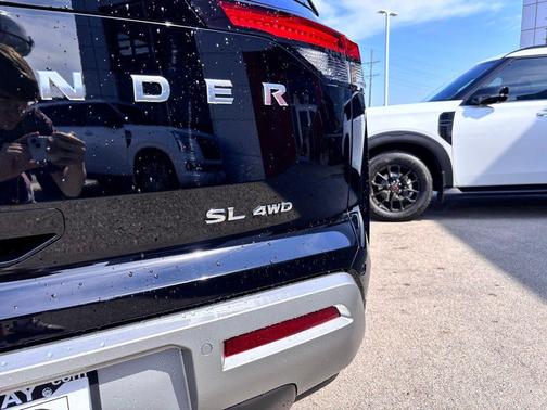 2025 Nissan Pathfinder SL 4WD