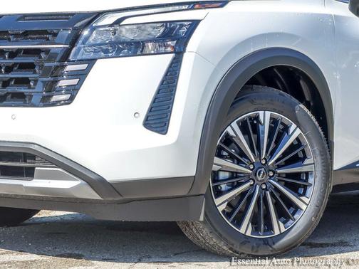 Everest White Pearl Tricoat 2026 Nissan Pathfinder Platinum