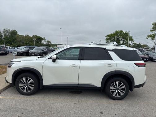 Pearl White Tricoat 2024 Nissan Pathfinder SL