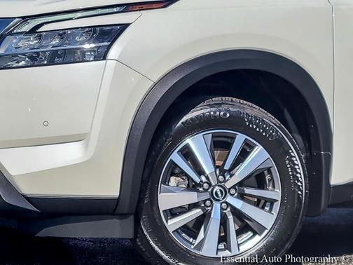 Pearl White Tricoat 2024 Nissan Pathfinder SL 4WD