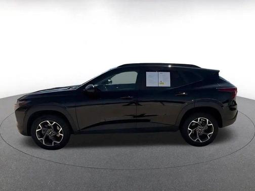 Mosaic Black Metallic 2025 Chevrolet Trax LT