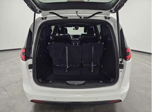 Bright White Clearcoat 2023 Chrysler Pacifica Hybrid Limited