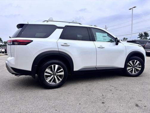 2025 Nissan Pathfinder SL 4WD